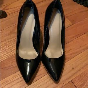 Black gloss pumps